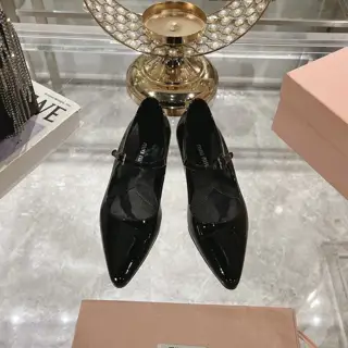 Miu Miu Miu 24 new pointed Mary Jane shoes Retro and fashionable items Perfect for