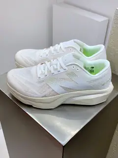 New Balance uses ultra-light and breathable 3D knitted mesh yarn material to construct the
