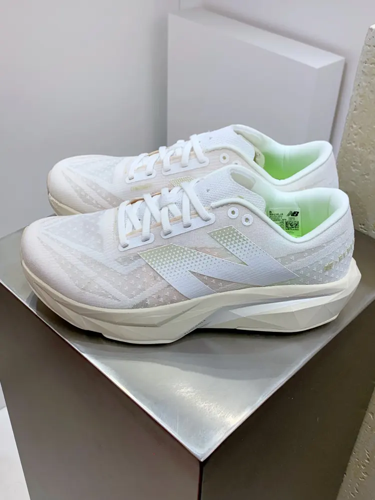 New Balance uses ultra-light and breathable 3D knitted mesh yarn material to construct the