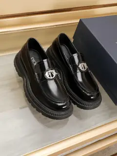 Dior classic loafers combine classic shoe style with retro California style. Slip-on design