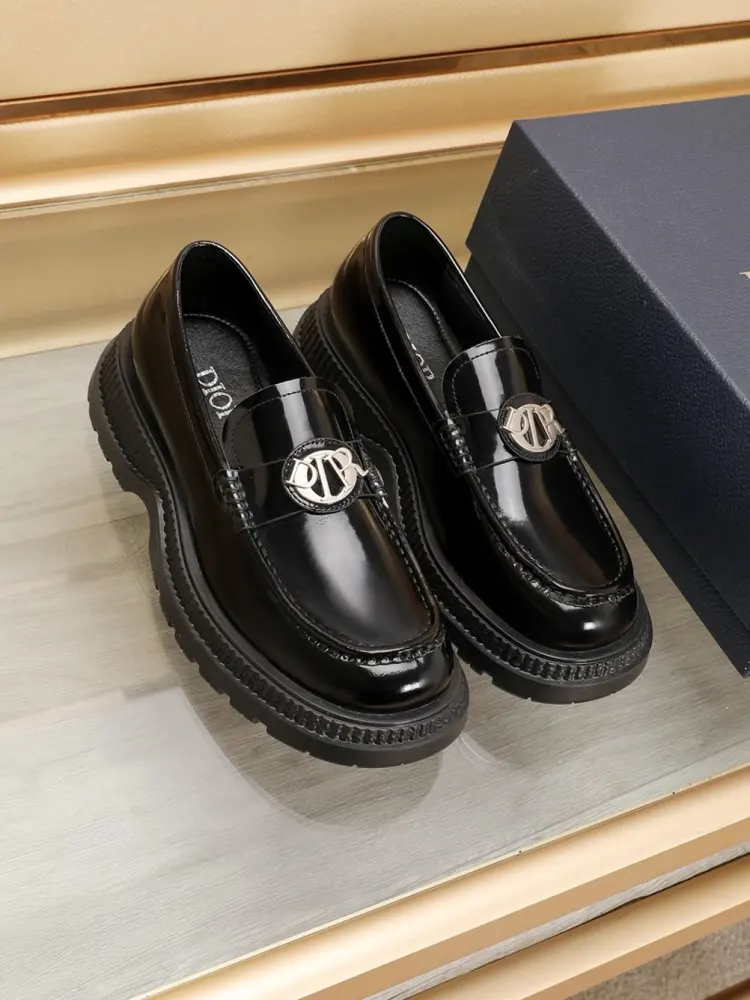 Dior classic loafers combine classic shoe style with retro California style. Slip-on design