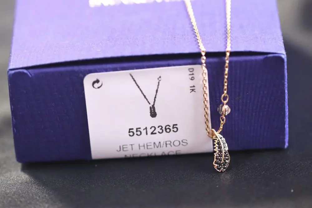 Swarovski Black and White Feather Single Diamond Clavicle Necklace