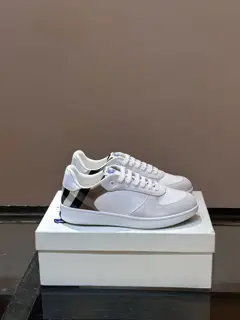 BURBERRY men’s classic low-top sneakers