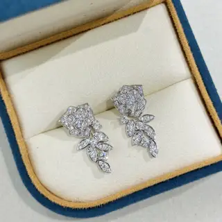 PIAGET Rose Petal Earrings Piaget Flower Series is always so classic