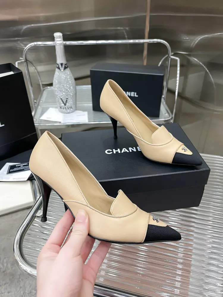 The latest version of the pointed shoes on the official website of Chanel