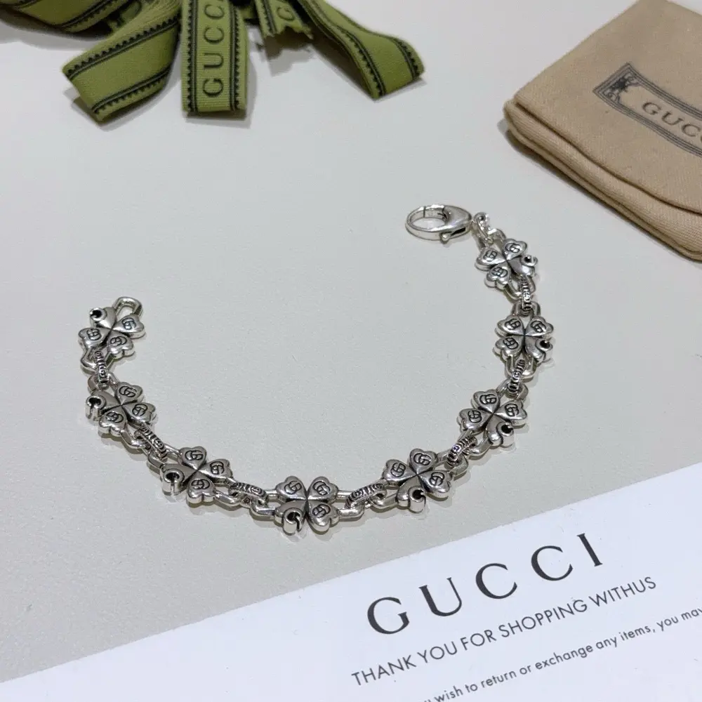 The latest classic Gucci bracelet. Exquisite. Both the style and the texture are absolutely