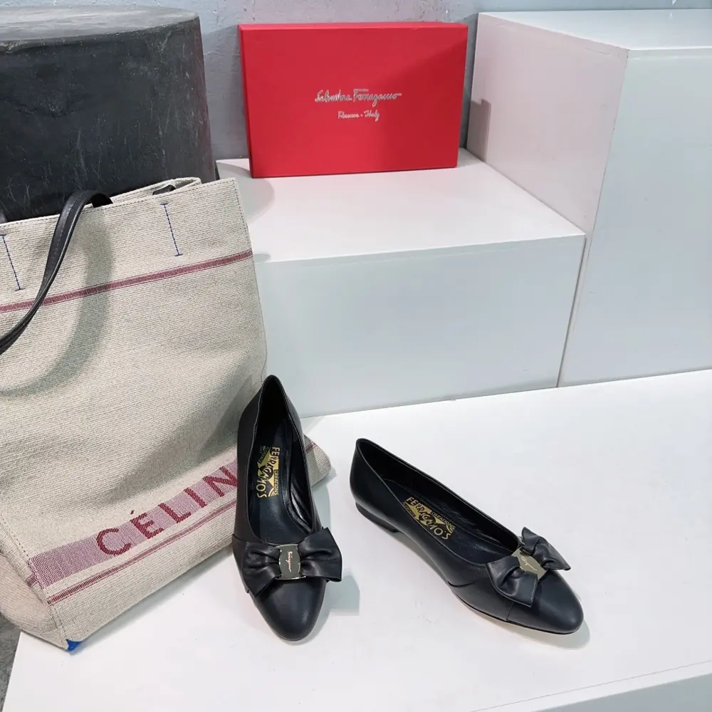 Salvatore Ferragamo new Salvatore Ferragamo bow hardware buckle flat shoes