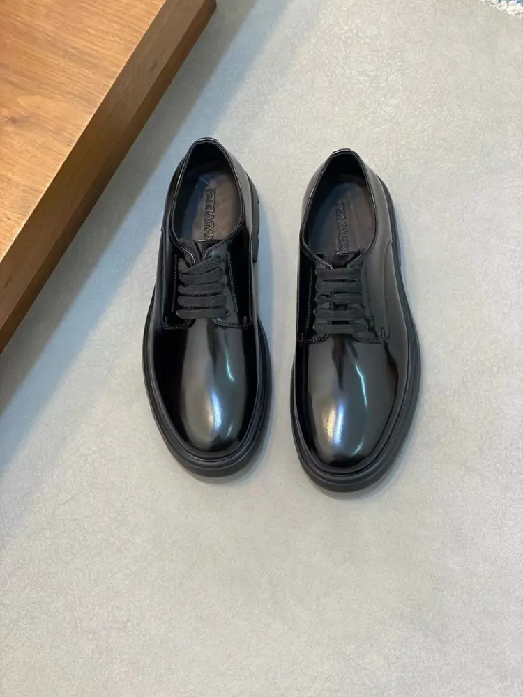 Salvatore Ferragamo Ferragamo height-enhancing leather shoes series are sold at the counter