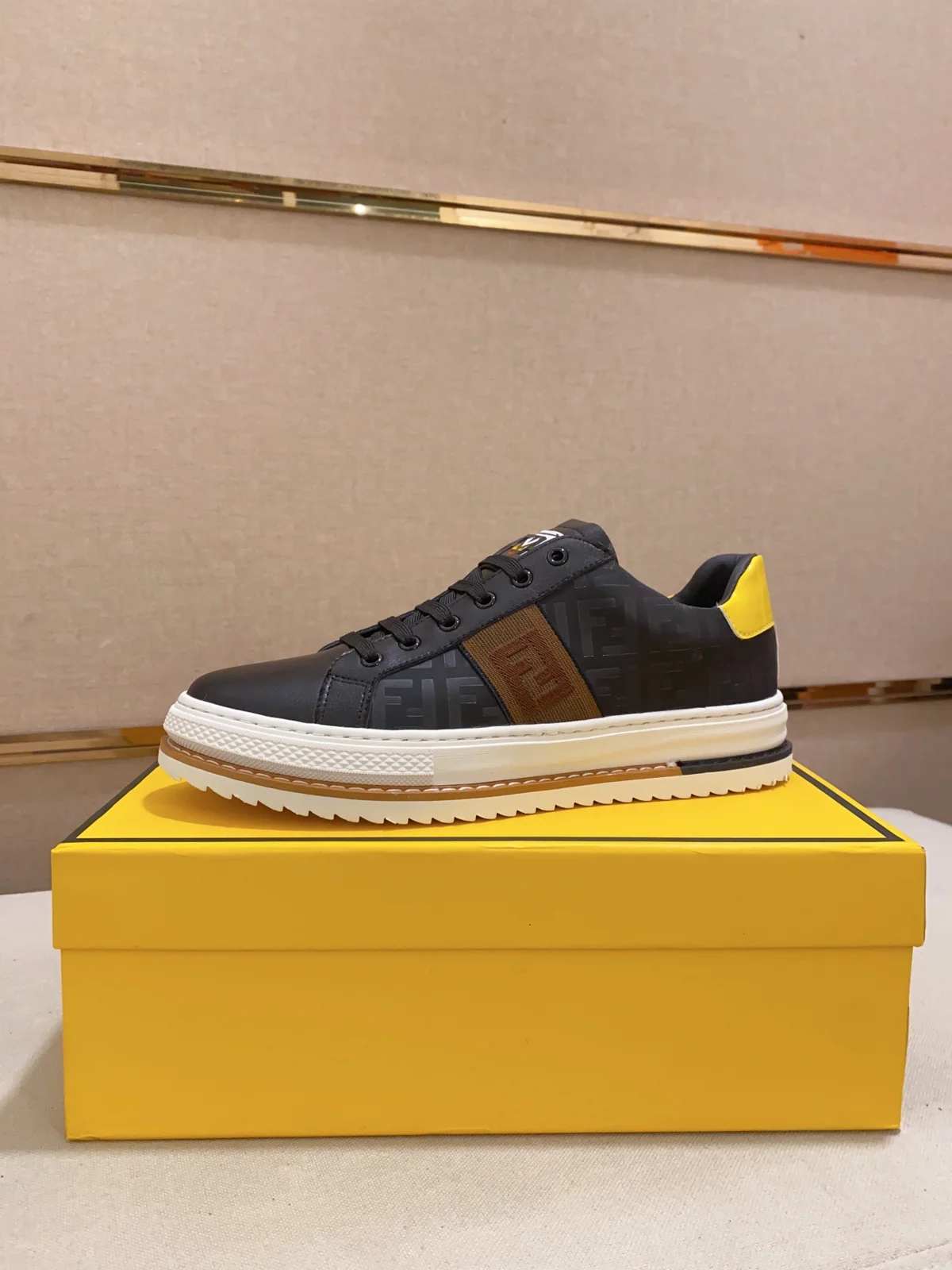 Fendi casual sports shoes upper Imported cowhide fabric Imported sheepskin lining. Original