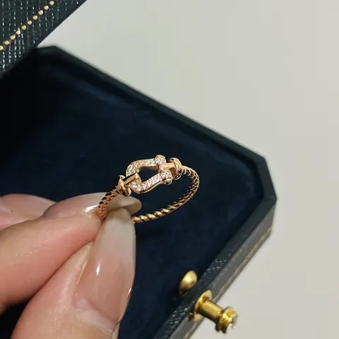 FRED twisted horseshoe buckle ring