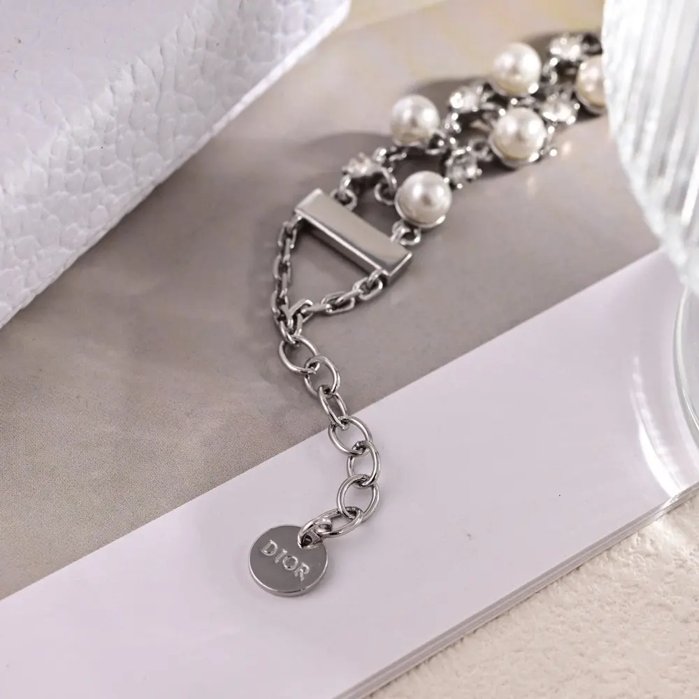 Dior new style Dior new pearl bracelet loved by all the top brands. The metal texture