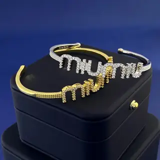 miumiu shines in fashion with full diamond MIU English letter logo open and fine-tuned