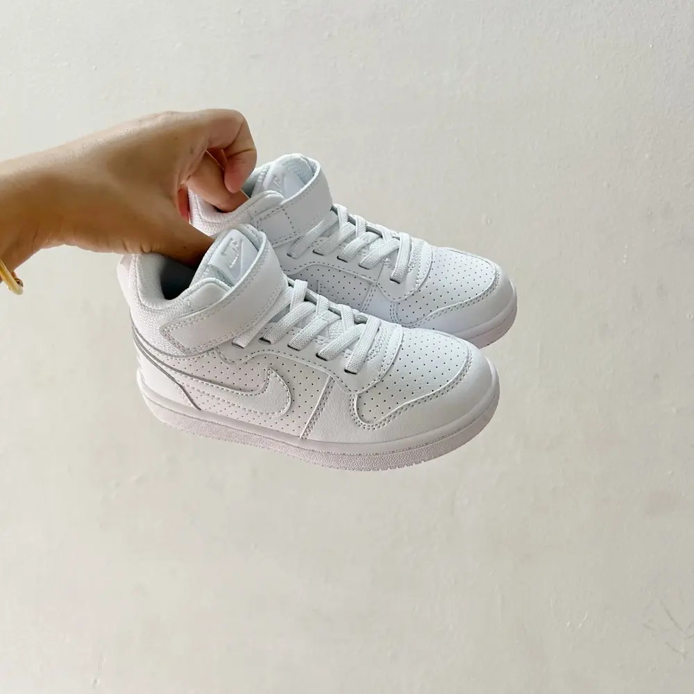 Nike COUNT high-top Velcro sneakers for kids. This sneaker features a soft