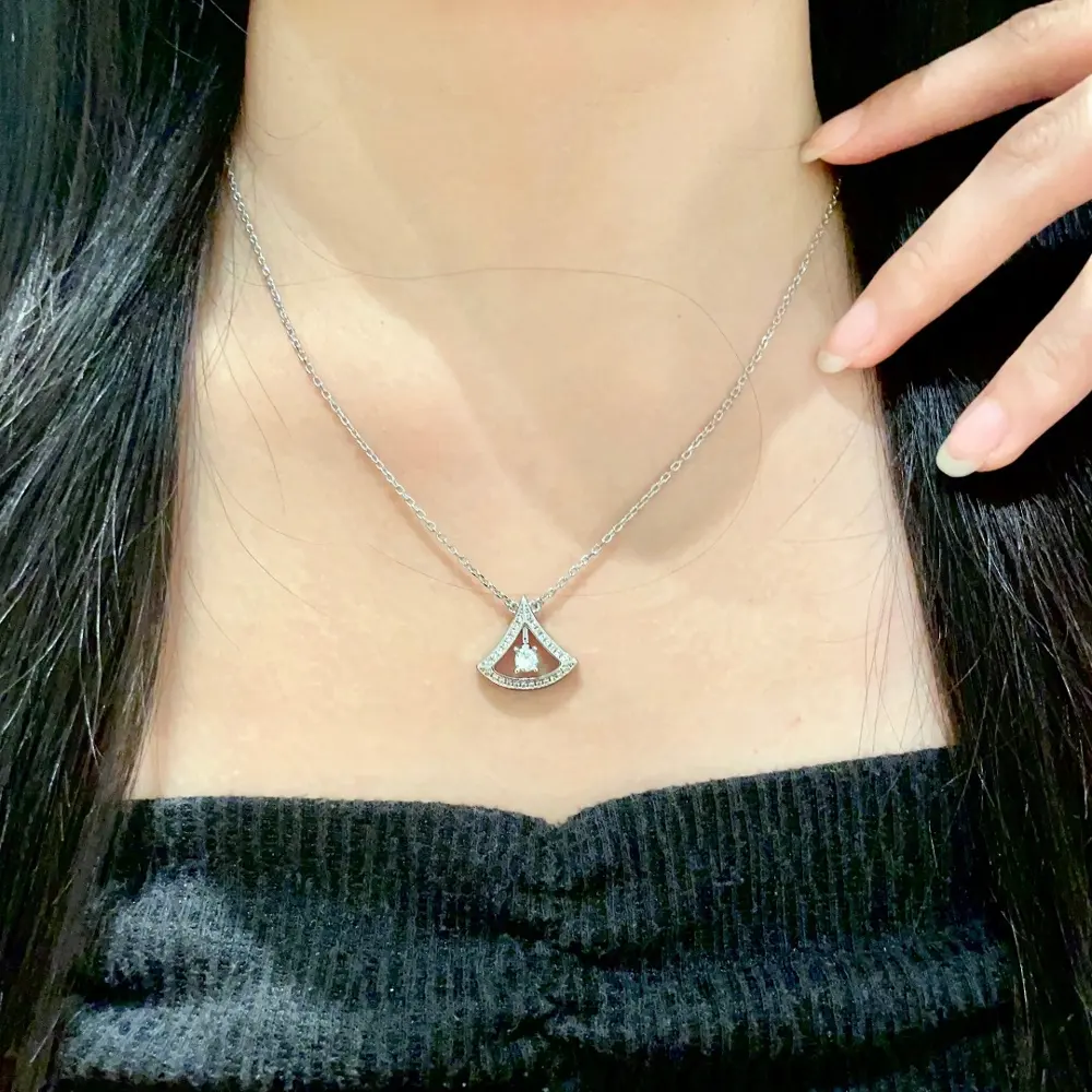 Bvlgari fan-shaped skirt necklace original engraving beautiful diva series high-end