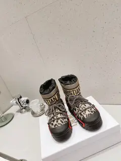 Dior snow boots are chubby and cute. →_→From the DiorAlps limited series