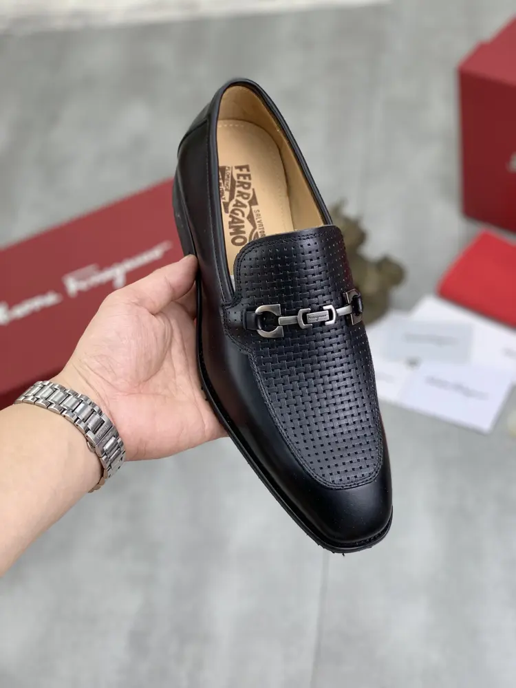 Salvatore Ferragamo’s latest casual business leather shoes for men