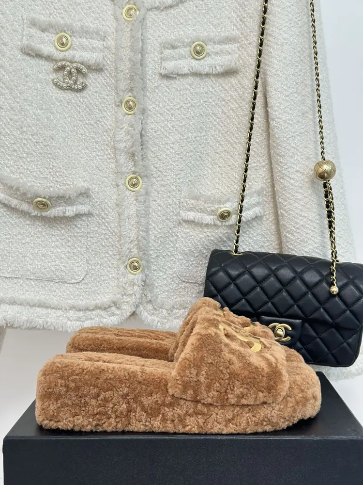 Chanel classic double C thick-soled furry slippers