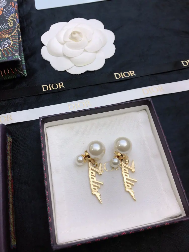 Dior exquisite women’s heart-shaped pearl CD earrings