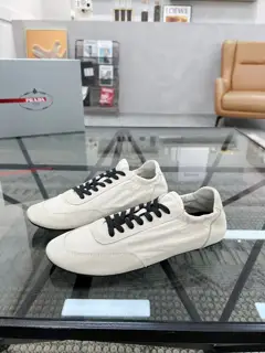 Prada casual shoes series are sold at the counter at the same time. Original configuration