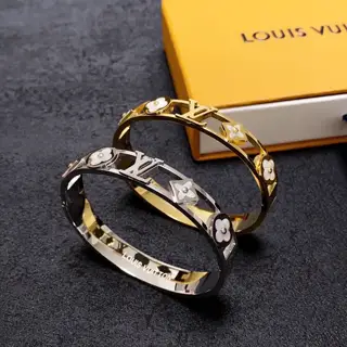 Louis Vuitton White Mother-of-Pearl Four-Leaf Clover Bracelet