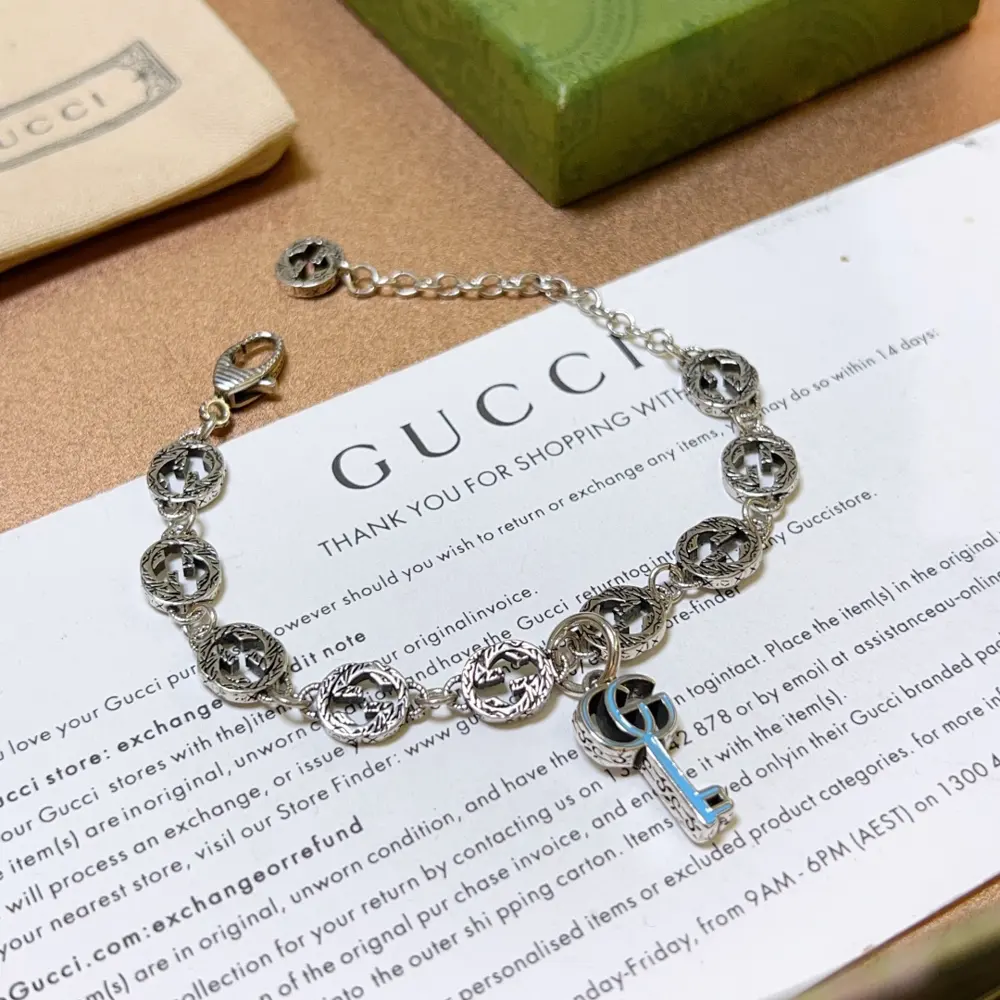 The latest classic Gucci bracelet. Exquisite. Both the style and the texture are absolutely