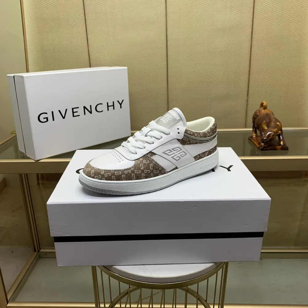 Givenchy men’s low-top jogging sneakers