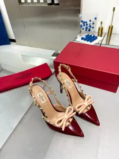 Valentino. Valentino VLogo series shoes The latest rhinestone buckle series in the counter