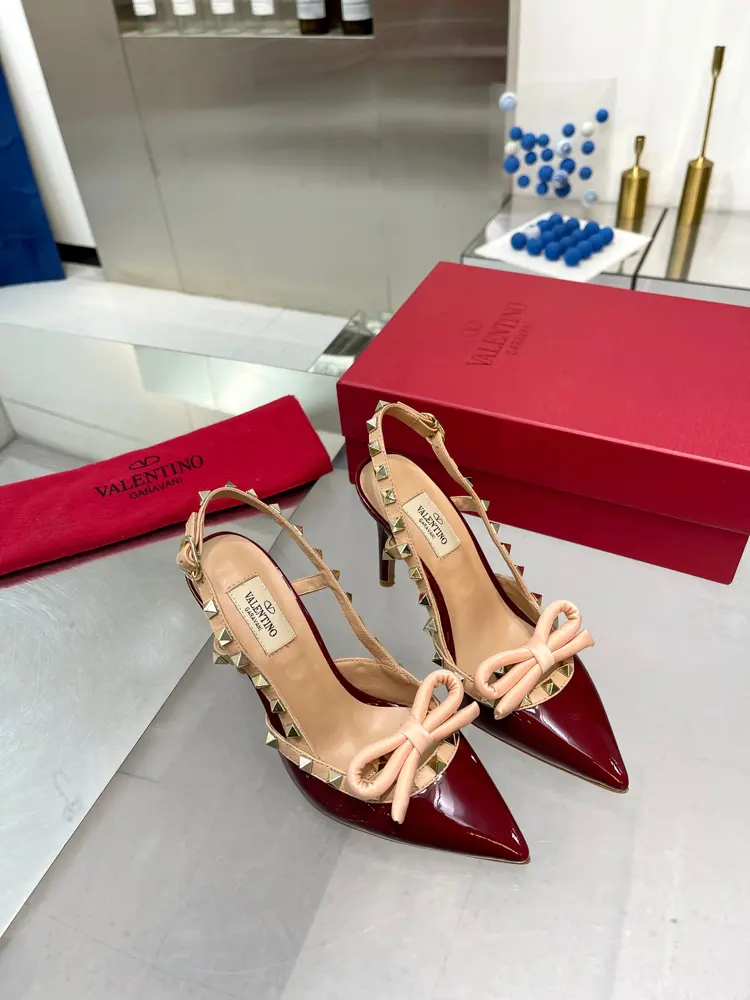 Valentino. Valentino VLogo series shoes The latest rhinestone buckle series in the counter