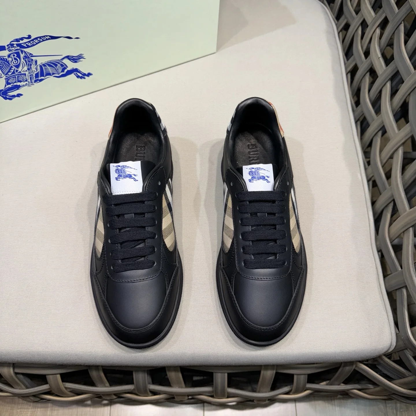 BURBERRY classic low-top sneakers |