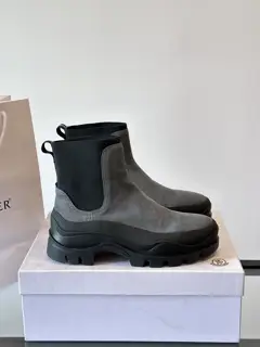 Moncler high-top men’s boots are a distinctive men’s item