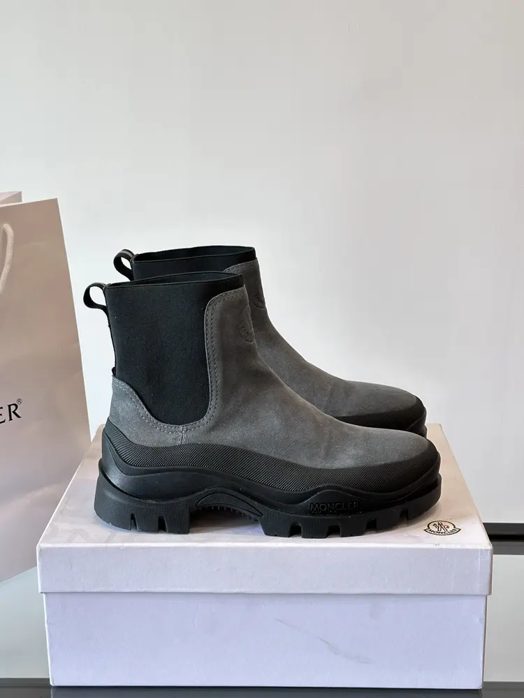 Moncler high-top men’s boots are a distinctive men’s item
