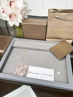Bvlgari White Diamond Skirt Necklace The DIVAS’ DREAM necklace in 18K rose gold is an