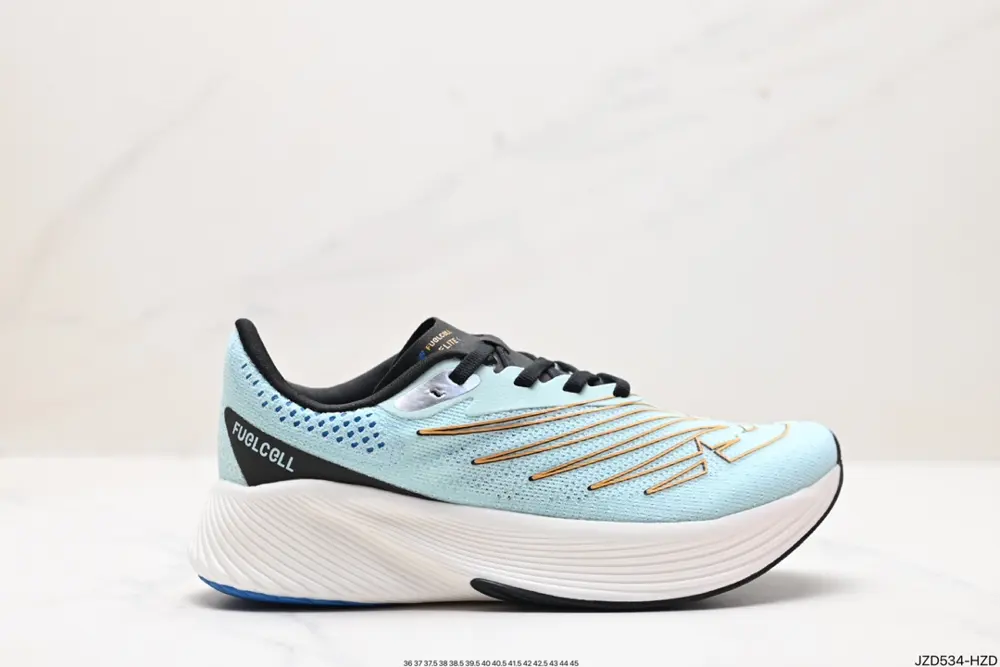 New Balance uses ultra-light and breathable 3D knitted mesh material to construct the upper WRCELSV2