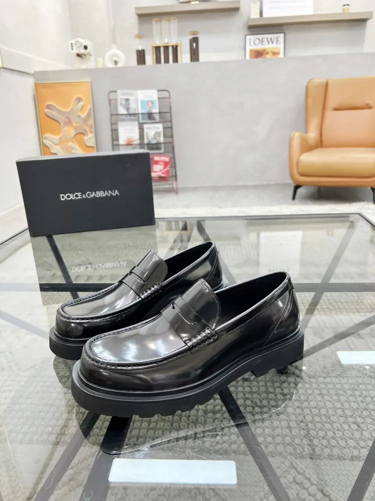 Dolce & Gabbana casual slip-on leather shoes series are sold at the counter at the same