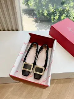 Roger Vivier’s latest square-buckle rhinestone ballet shoes series. Double diamond buckle