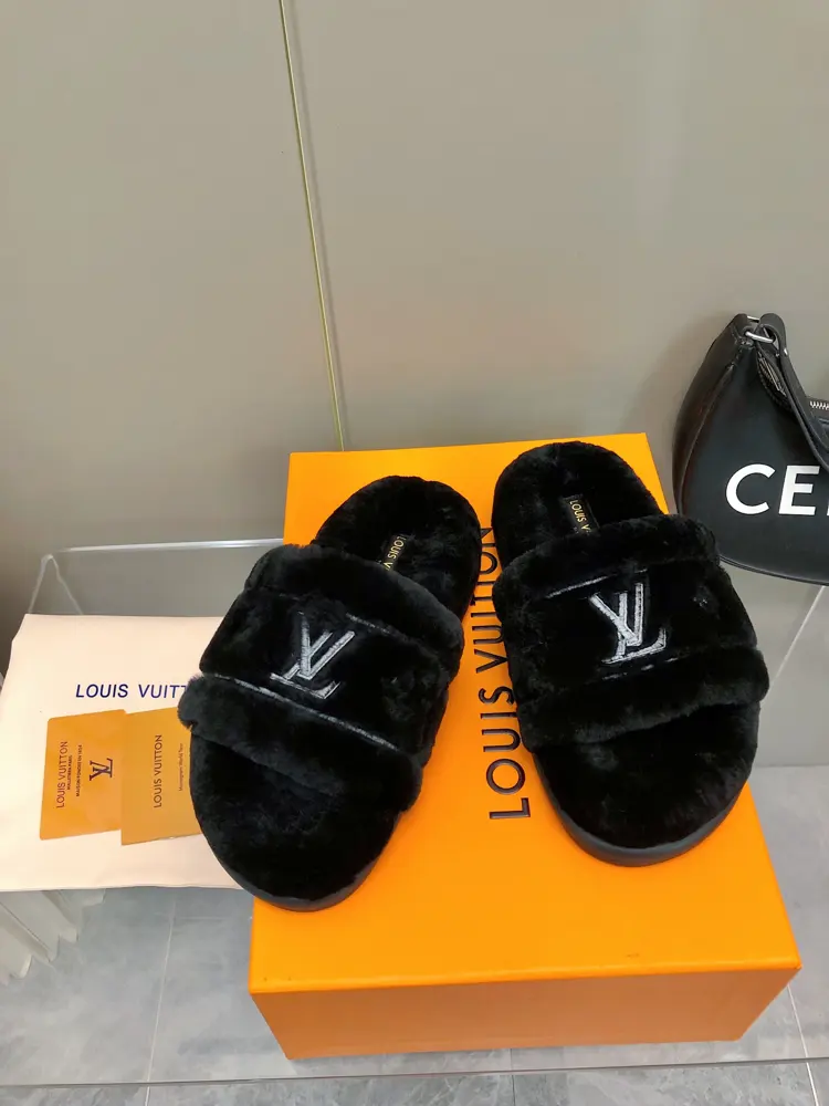 Louis Vuitton Autumn and Winter Plush Slippers Super cute