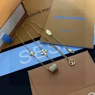 Louis Vuitton classic floral design double flower design pendant necklace
