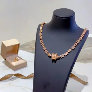 Bvlgari DIVAS’ DREAM series is in perfect condition and has invincible details. The unique