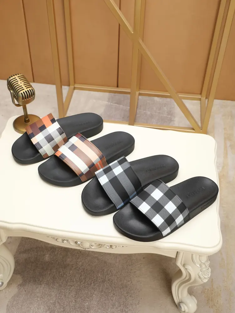 BURBERRY couple slippers are now available. Perfect workmanship