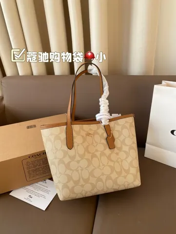 COACH Tote