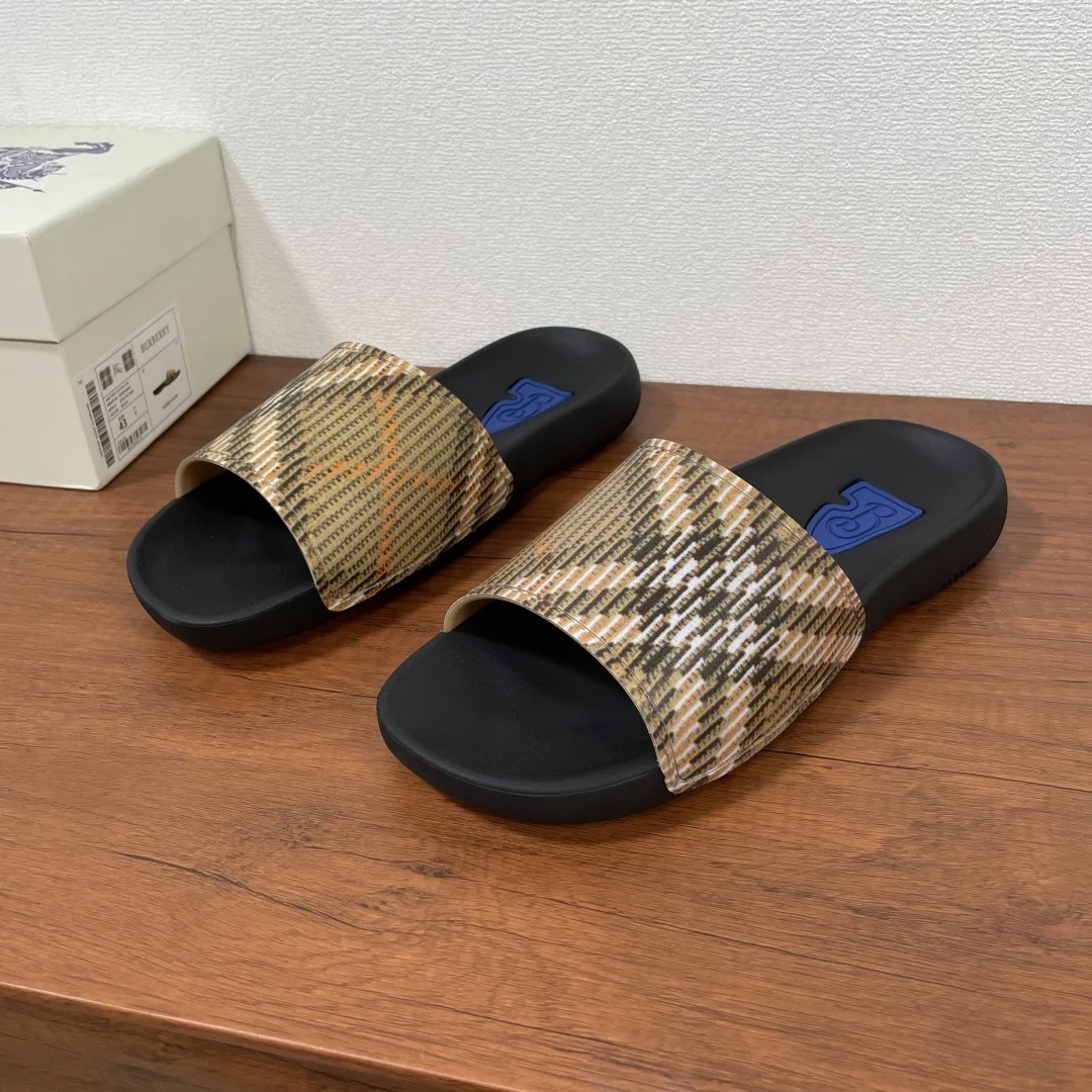 BURBERRY Solid Check Slippers
