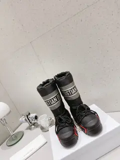Dior snow boots are chubby and cute. →_→From the DiorAlps limited series