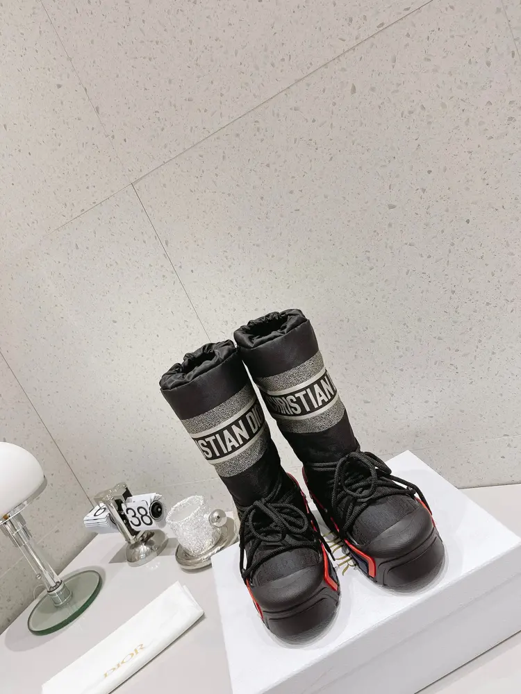 Dior snow boots are chubby and cute. →_→From the DiorAlps limited series