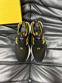 FENDI’s new men’s lace-up sneakers are now available. They adopt a design that has been