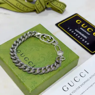 The latest classic Gucci bracelet. Exquisite. No matter the style or texture