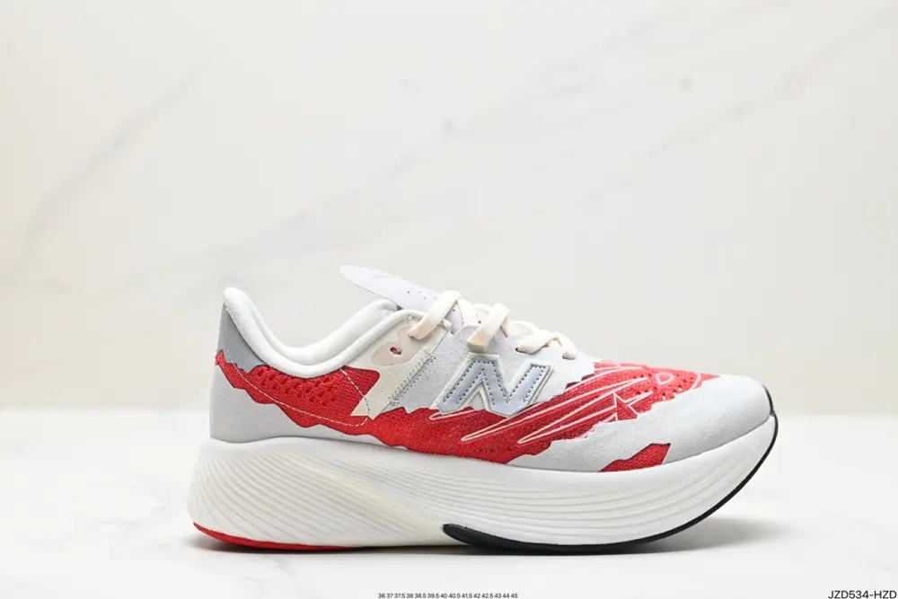 New Balance uses ultra-light and breathable 3D knitted mesh material to construct the upper WRCELSV2