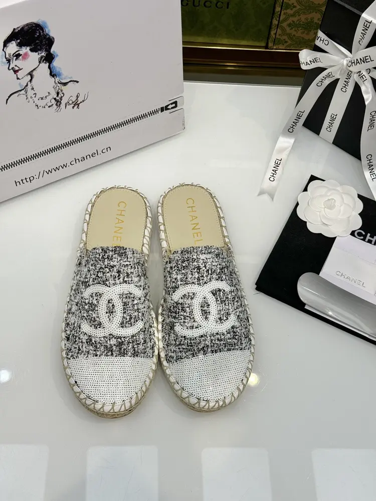 Chanel’s new half-up CHANEL sequined shoes Chanel linen rope sole fisherman shoes. The upper
