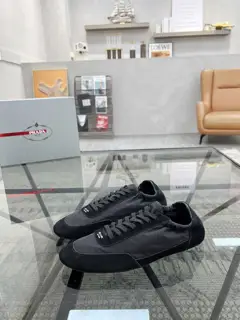Prada casual shoes series are sold at the counter at the same time. Original configuration