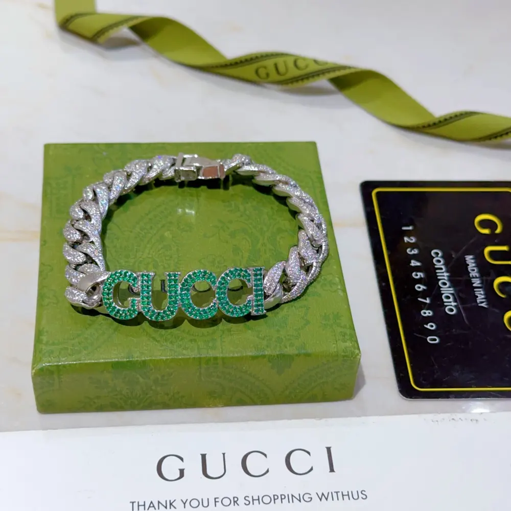 The latest classic Gucci bracelet. Each diamond is inlaid with fine craftsmanship