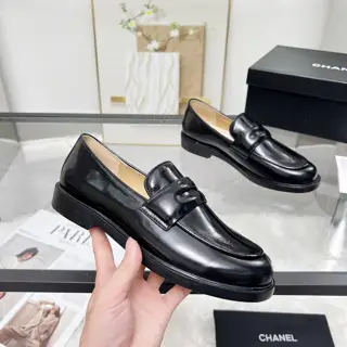 Chanel loafers are full of retro style. The delicate shoe shape is very pleasing to the